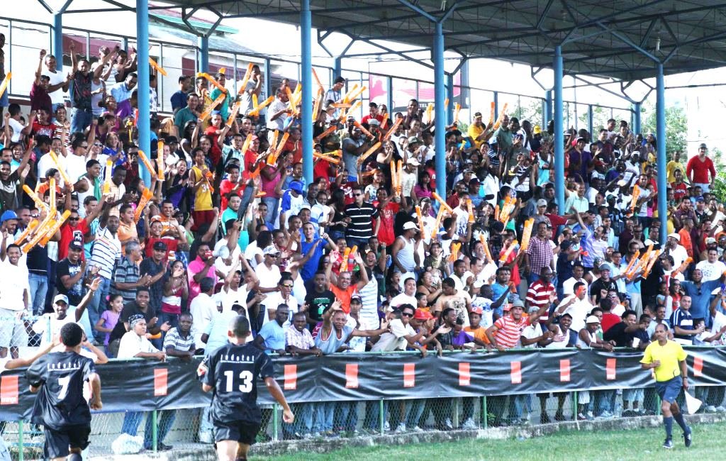 Celebración del equipo de Moca en la justa del 2010, donde ganaron su corona número 10 del Fútbol de República Dominicana